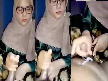 Bokep Jilbab Dicolek Bu Guru Sampai Crot Muncrat Viral poster