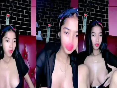 Hilly Livestream Toket Gede Bergoyang Liar, Format Live yang Tidak Ada Jeda untuk Bosan poster